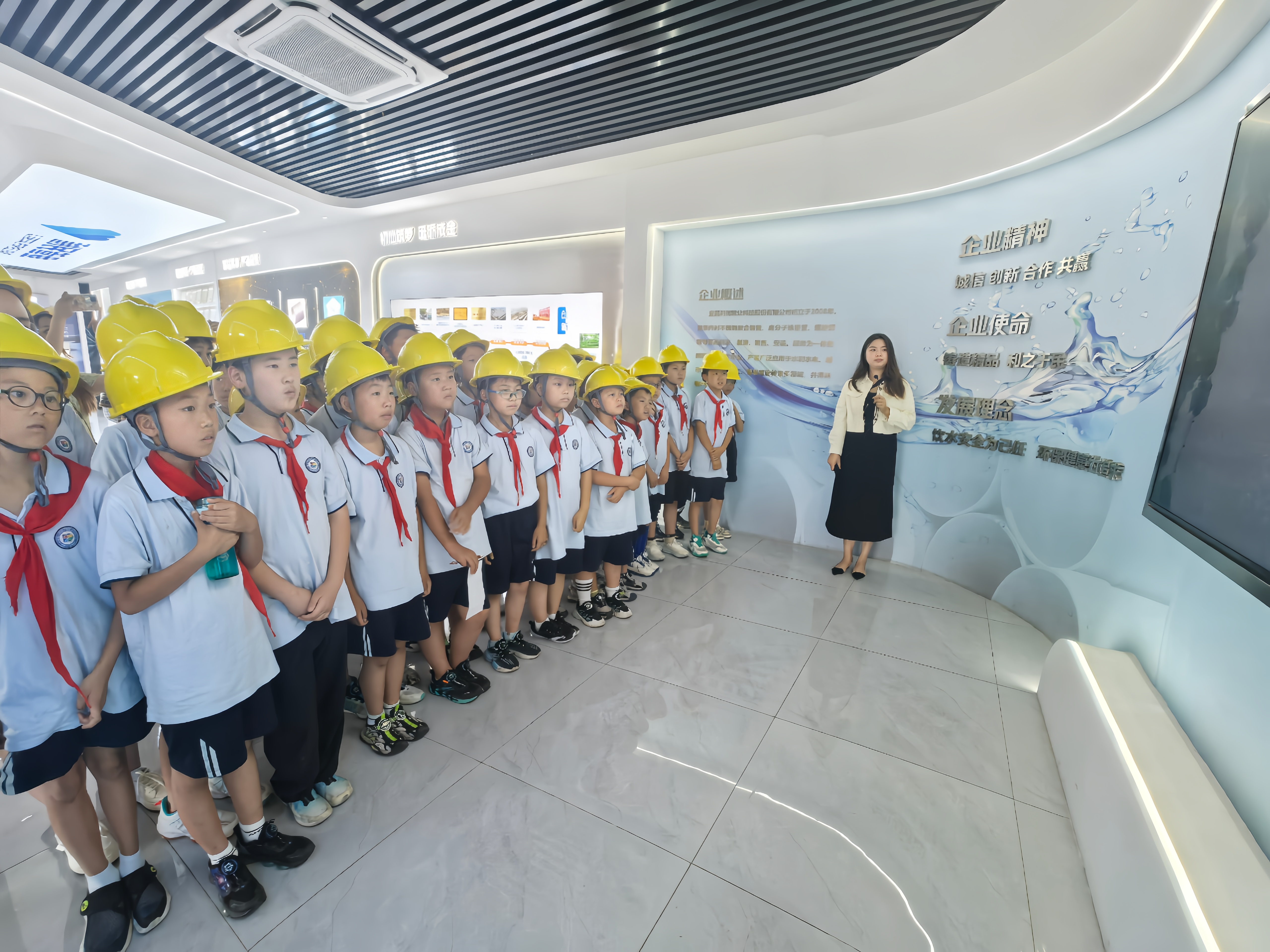 伍家崗區(qū)科技創(chuàng)新科普活動(dòng)走進(jìn)利民管業(yè)  師生共探工業(yè)創(chuàng)新魅力